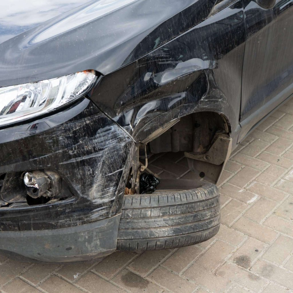 schaden-vorderrad-und-stossstange-bei-einem-unfall-scaled
